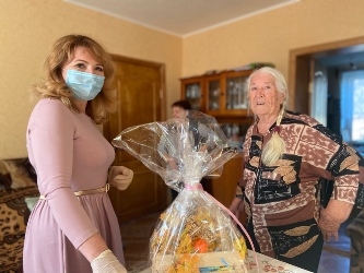 Елена Перепелицина поздравила жительницу Кировского района с 90-летием